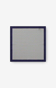 Jedwabna poszetka w geometryczny mikrowzór